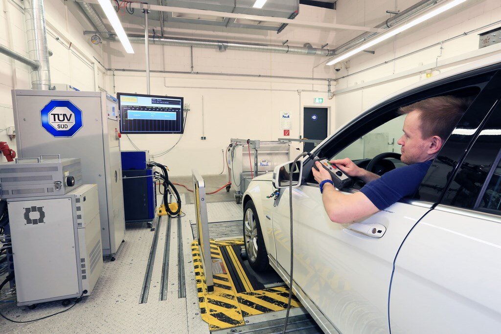 TÜV Süd Prüfer beim Abgasuntersuchung (AU) und Hauptuntersuchung (HU)