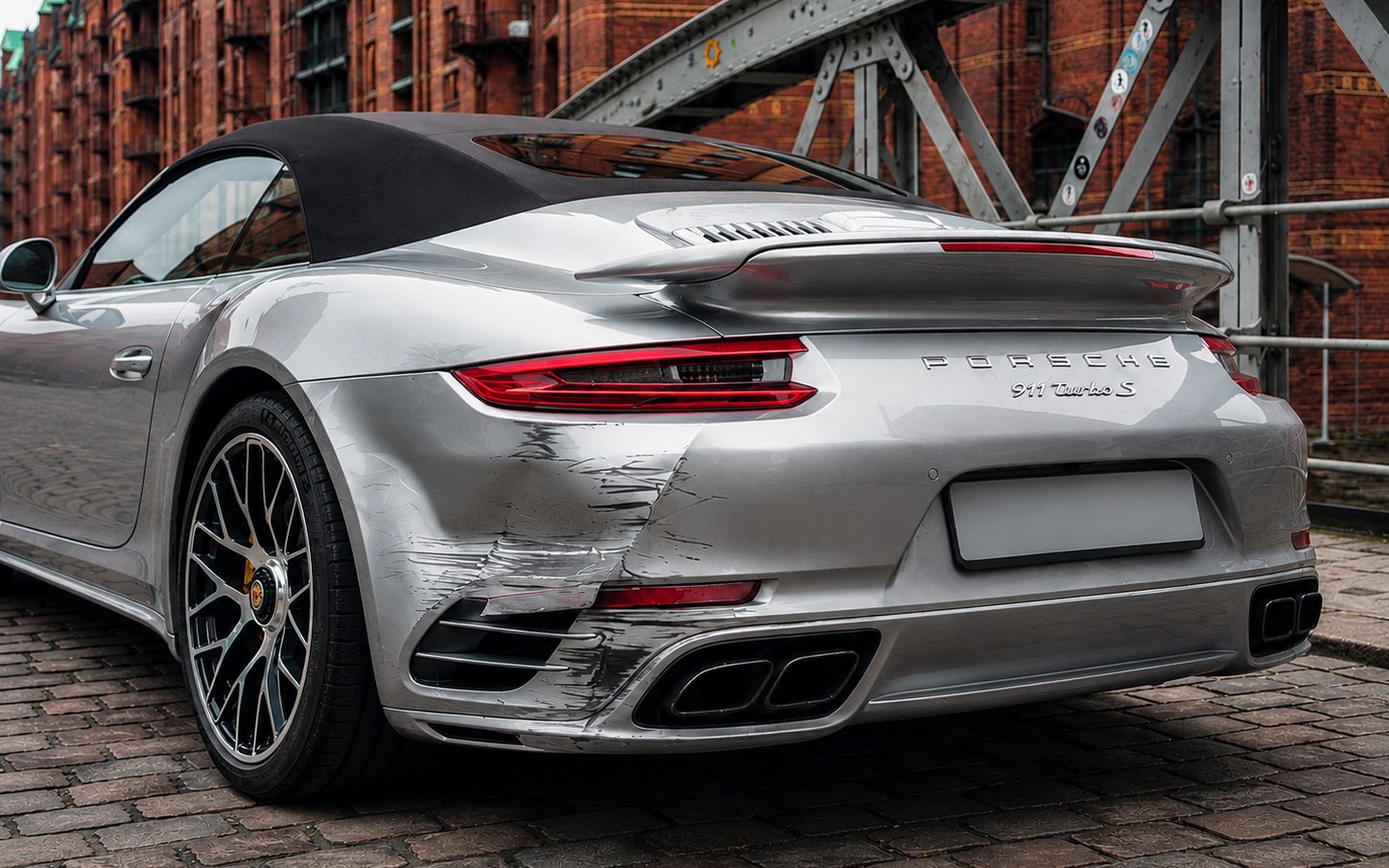 Beschädigtes Fahrzeug nach Unfall (Porsche 911, Heckschaden) – Schadengutachten in Hamburg