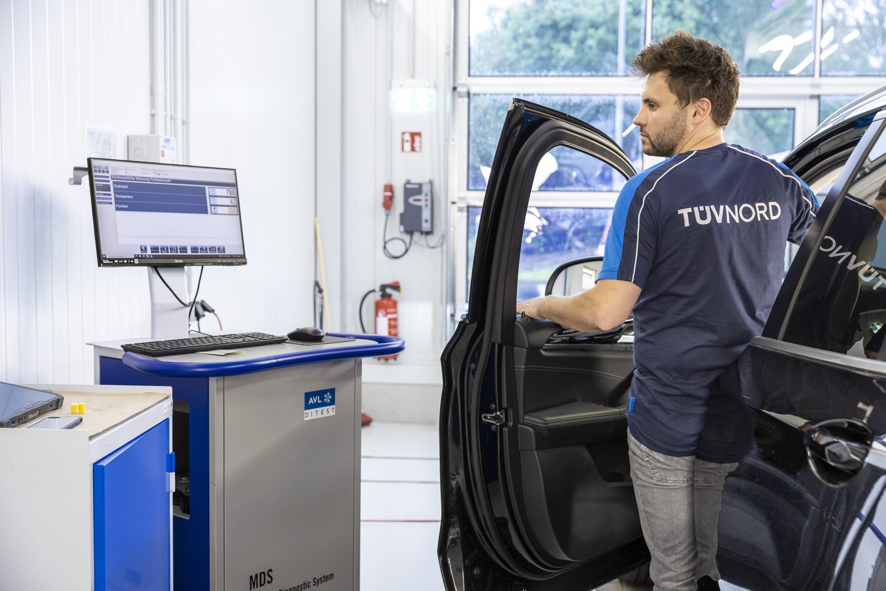Amtliche TÜV-Hauptuntersuchung (HU) am Prüfstand in Hamburg