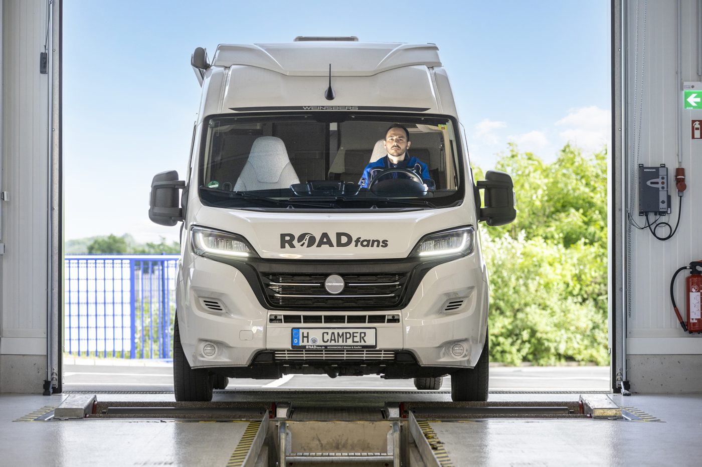 Wohnmobil-Hauptuntersuchung in der TÜV NORD Prüfhalle in Hamburg